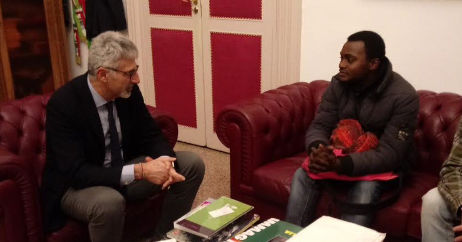 Ricevuto al Comune il nigeriano che ha trovato una considerevole somma di denaro e l’ha restituita alla proprietaria. Il gesto civile di una bella storia da prendere ad esempio