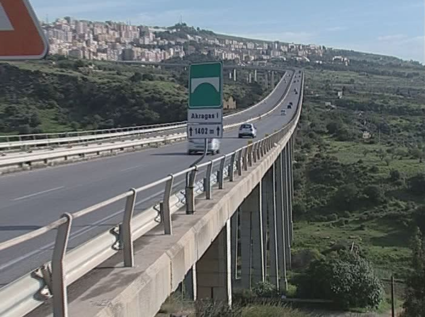 Donna si butta da ponte di 35 metri. Si salva. Appena qualche graffio