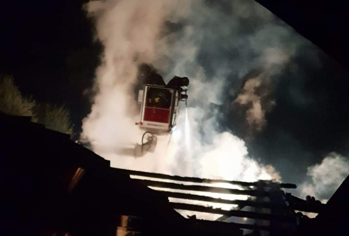 Incendiata casa rurale in contrada Esperia. Indagini in corso