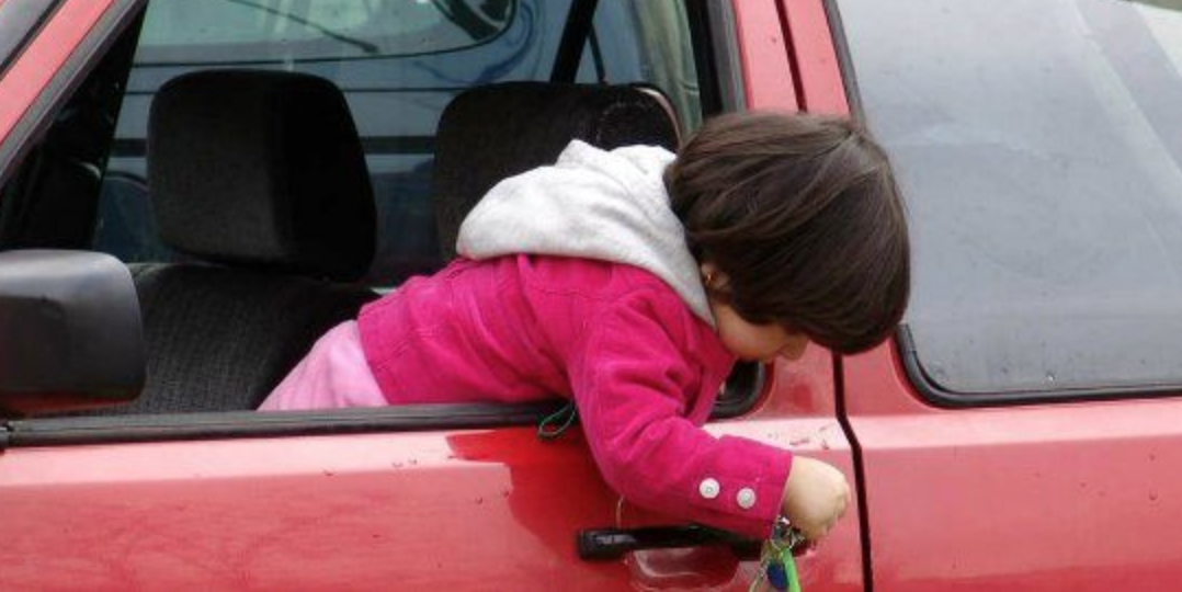 Gioca d’azzardo e lascia la figlioletta in auto: denunciato per abbandono di minori