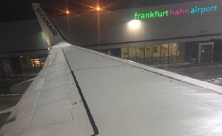 Paura su volo Ryanair, si squarcia ala in volo. Atterraggio d’emergenza. La compagnia dice: “Un problema al carrello”