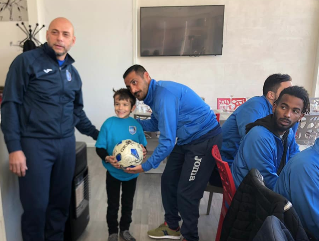 Un bimbo, un pallone e tanta felicità. Ecco il pranzo speciale del Ragusa Calcio