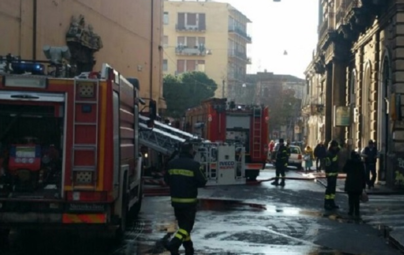 Litigano tra vicini e appiccano le fiamme, palazzo evacuato