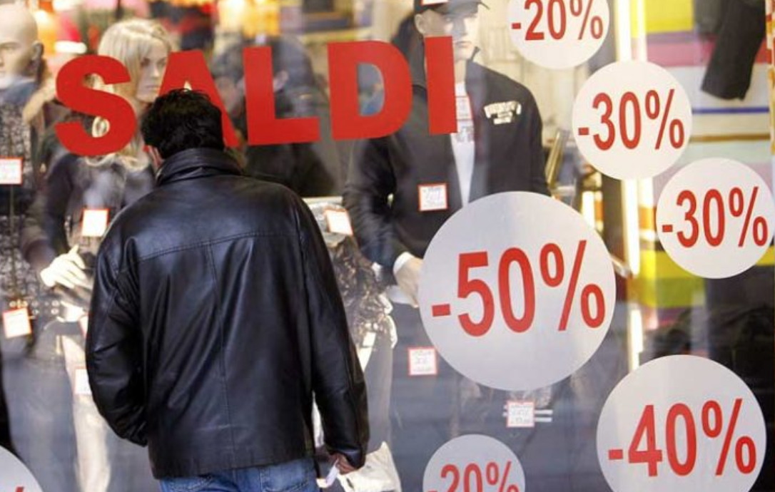 Al via i saldi. I commercianti ci sperano ma per Codacons sarà un flop perché mancano i soldi