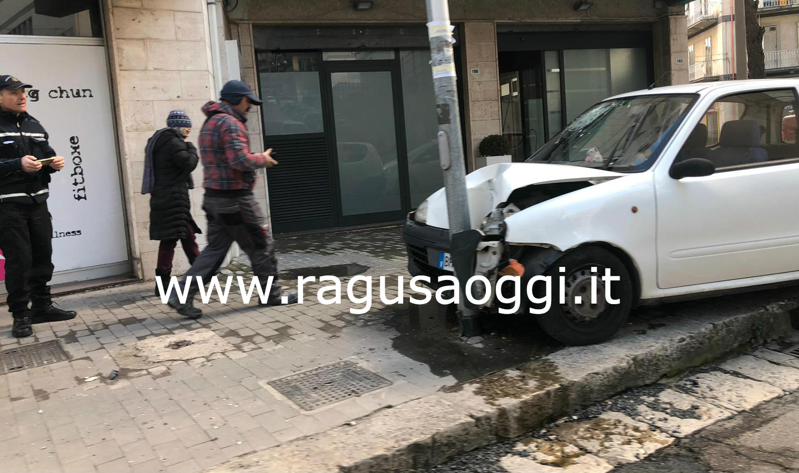 Auto contro palo in via Schininà a Ragusa