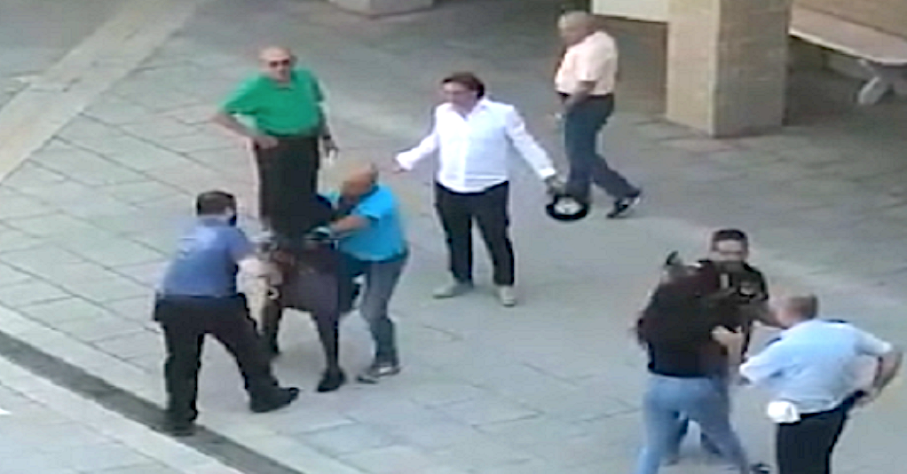 Aggressione ad usciere dei Servizi Sociali del Comune di Ragusa. Secondo episodio in pochi mesi. Per i 5 Stelle è colpa dell’Amministrazione Cassì. Intanto il sindaco condanna l’episodio