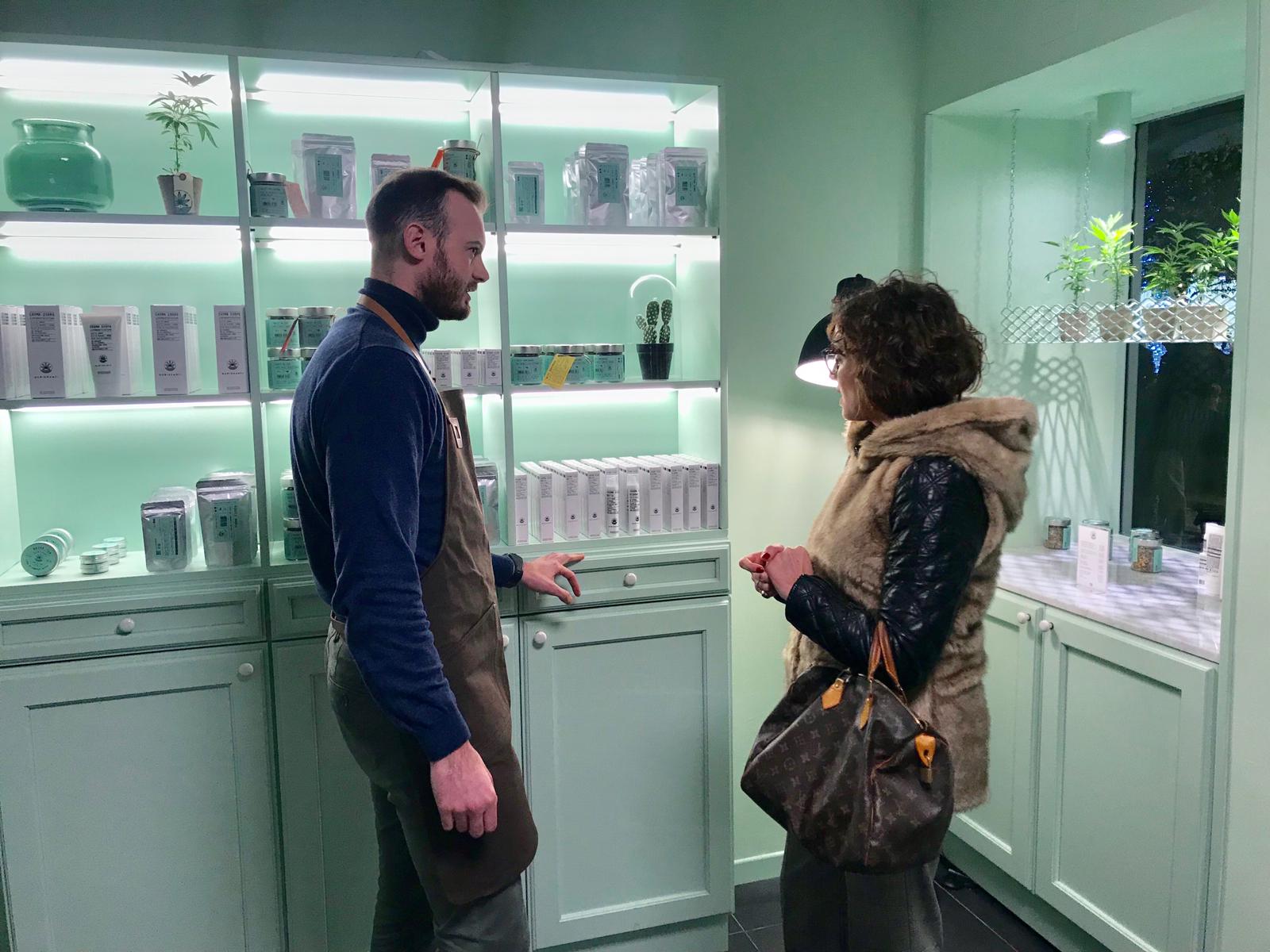 Altro che fuga da via Roma. C’è chi apre. Nasce “Marishanti” il primo concept store dedicato alla cannabis sativa e cbd. Ci sarà anche un “salotto di conversazione”. FOTO