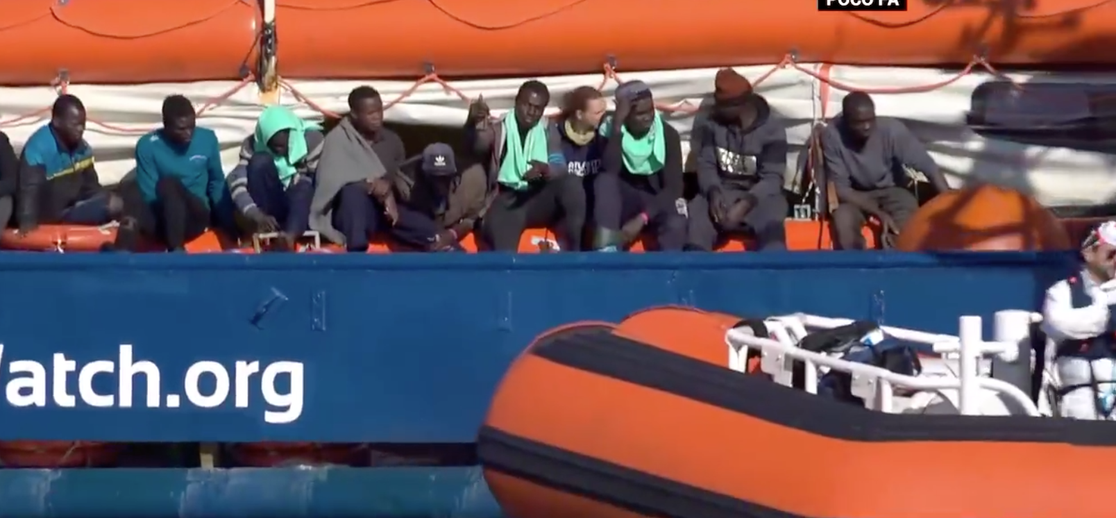 Un blitz di parlamentari e del sindaco di Siracusa, Francesco Italia, sulla nave ong Sea Watch. Salvini, che il tribunale dei ministri vuol porre sotto processo, dice: “Violate le regole”. E di risposta i parlamentari: “Ci denunci”. FOTO E VIDEO
