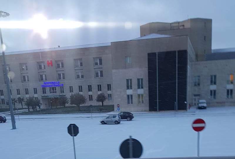 Il parcheggio del nuovo ospedale divenuto pista di pattinaggio. Ecco le previsioni meteo aggiornate