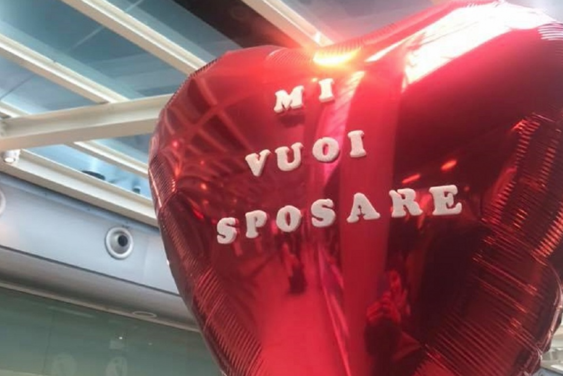 Dichiarazione d’amore a sorpresa: “Mi vuoi sposare?”, ma la sposa scappa. In aeroporto