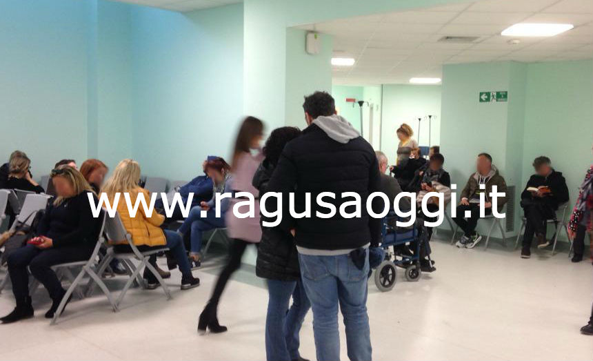 Covid, in pronto soccorso tanti giovani con quadri polmonari gravi: “Hanno bisogno di ossigeno anche per fare due metri”. Il post di un medico dopo 14 ore di turno