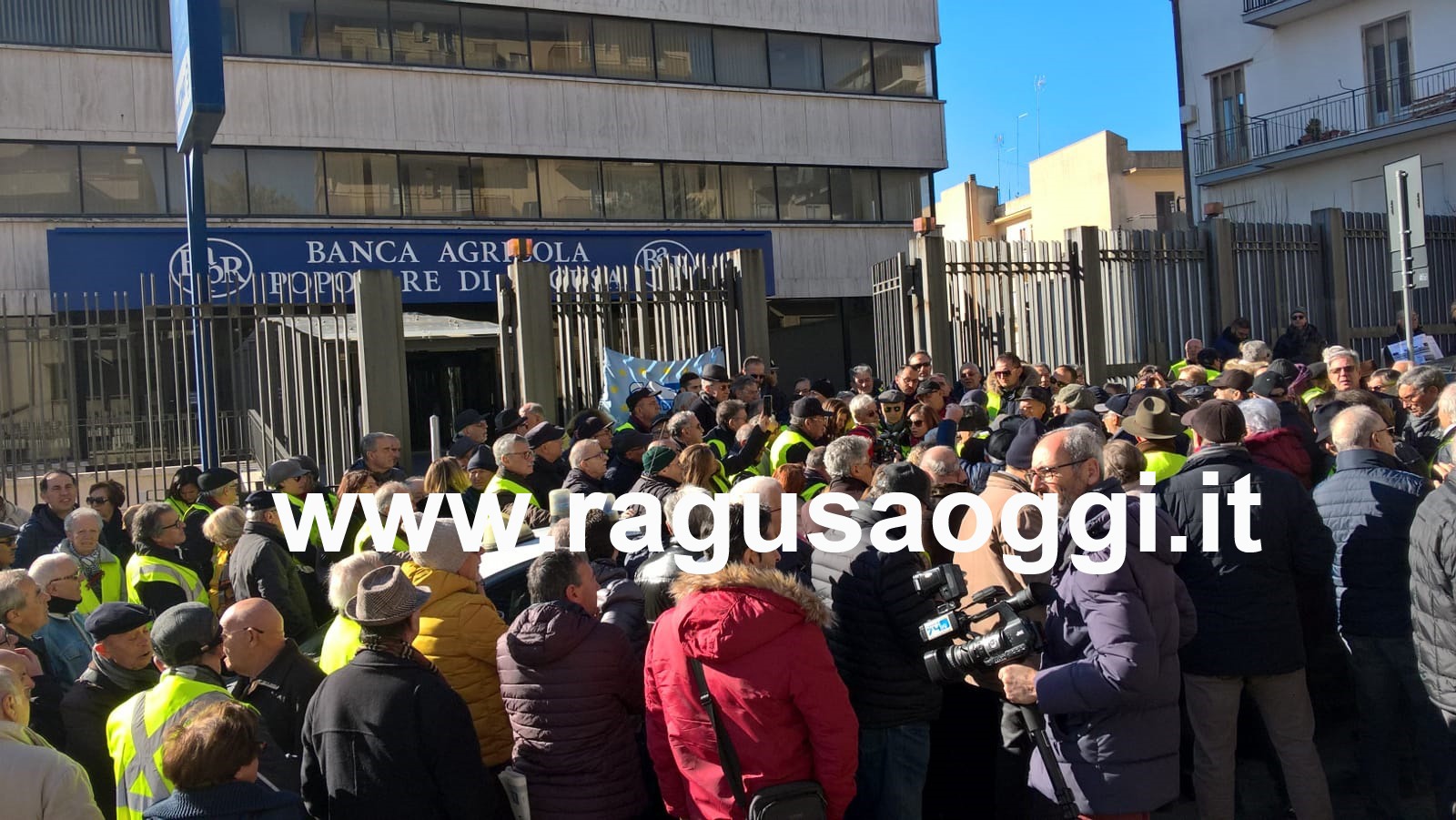 I piccoli azionisti in gilet giallo protestano davanti la sede centrale della Banca Agricola Popolare di Ragusa. Intanto la Prefettura avvia tavolo di confronto