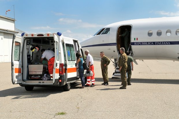 Neonato in pericolo di vita trasportato d’urgenza in volo con l’Aeronautica a Firenze