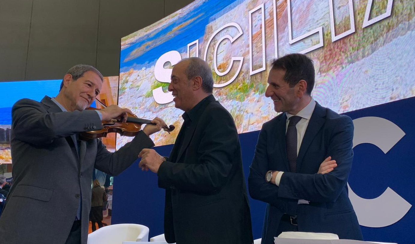 La Sicilia cerca i turisti a Milano con un mega stand dove c’è anche il cioccolato di Modica. Il governatore Musumeci suona il violino. FOTO GALLERY