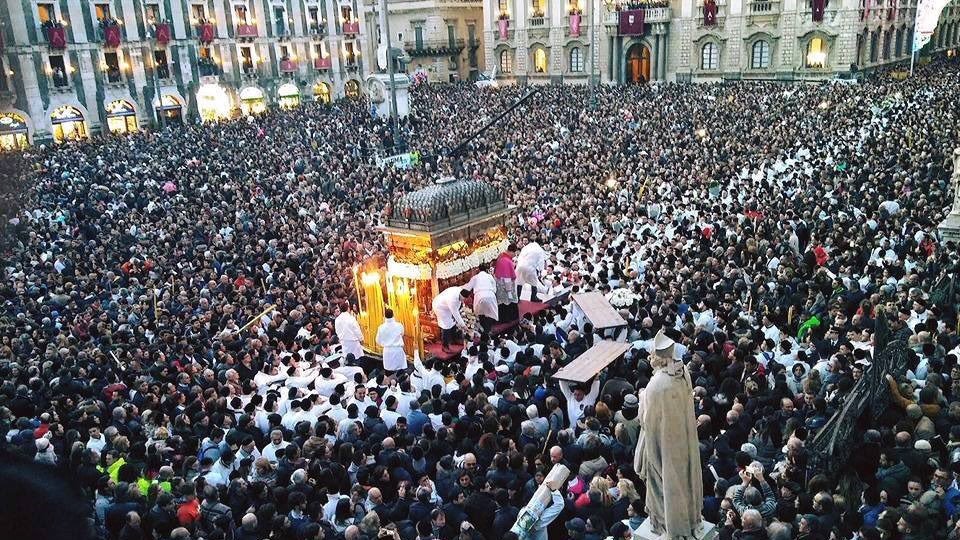 Sant’Agata Catania: salta canto delle Clarisse. Il prete se la prende con chi ha ostacolato la processione: “Delinquenti”