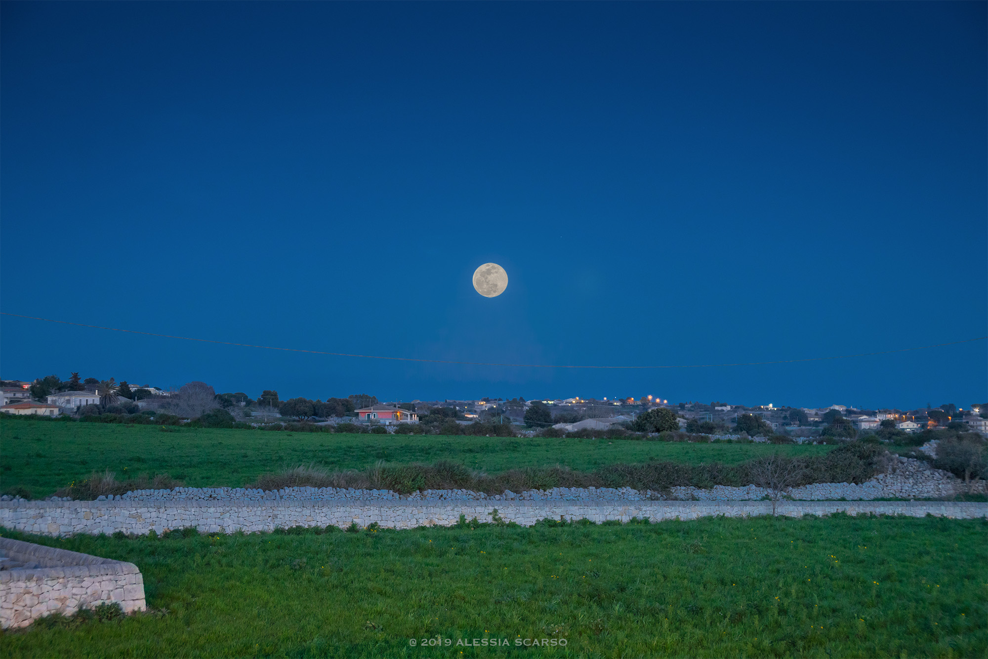 La Superluna fotografata dalla regista Alessia Scarso tra le campagne del modicano