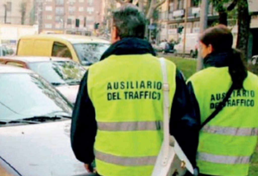 Turista in vacanza aggredisce ausiliario della sosta a Modica