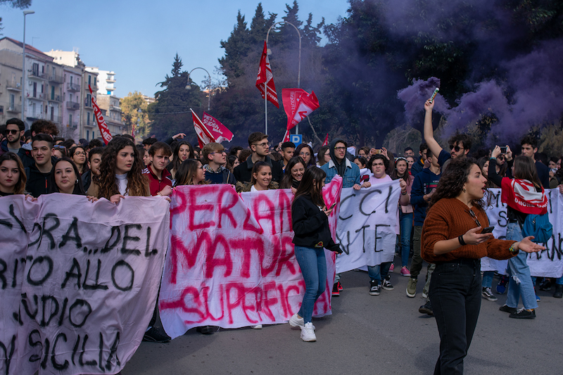 Il corteo degli studenti a Ragusa: “Ecco perché protestiamo”. FOTO GALLERY