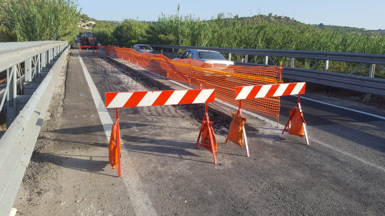 Sul ponte Ippari sventola bandiera bianca. Rubato il trasformatore del semaforo