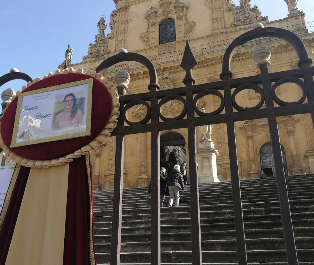Celebrati i funerali della giovane Vanessa. Modica in lutto
