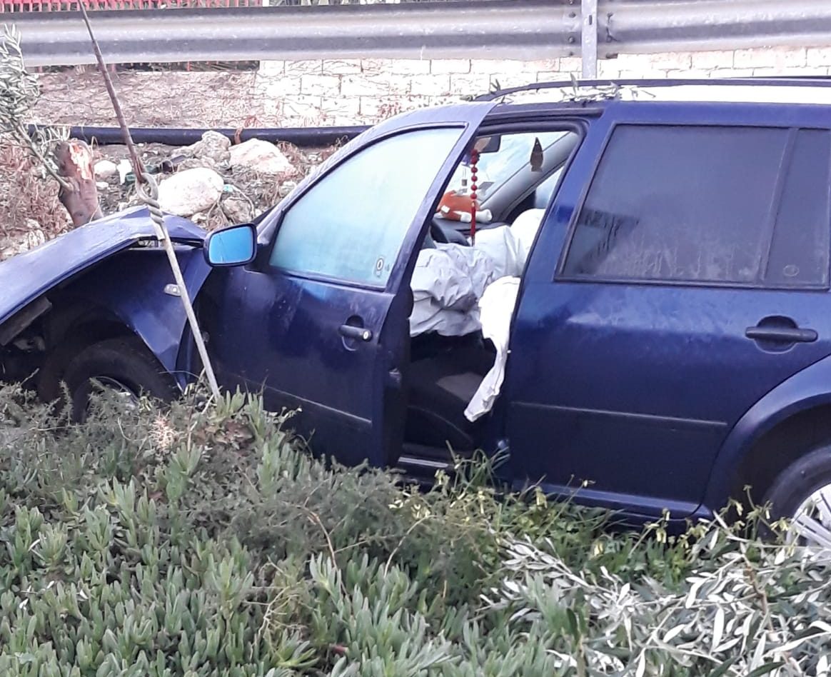 Una macchina esce di strada e finisce sul tetto di una abitazione. E’ accaduto nella notte a Vittoria.
