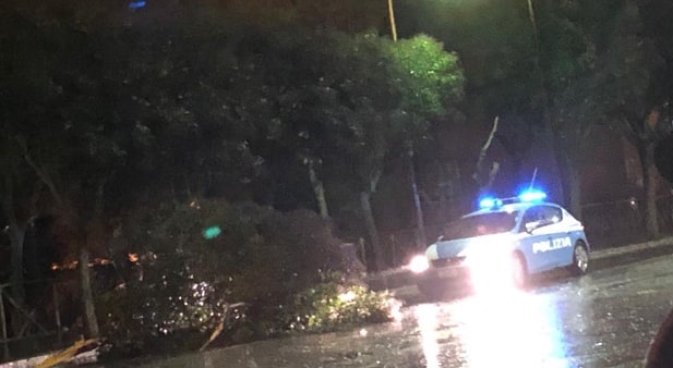 Raffiche di vento in nottata spezzano più alberi in centro storico a Ragusa. FOTO