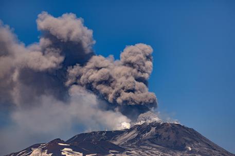 Cenere dall’Etna: chiude aeroporto di Catania