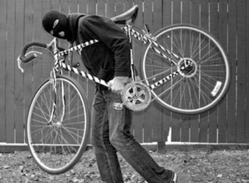 Un ladro gentiluomo. Prima ruba, poi si pente e restituisce la bicicletta
