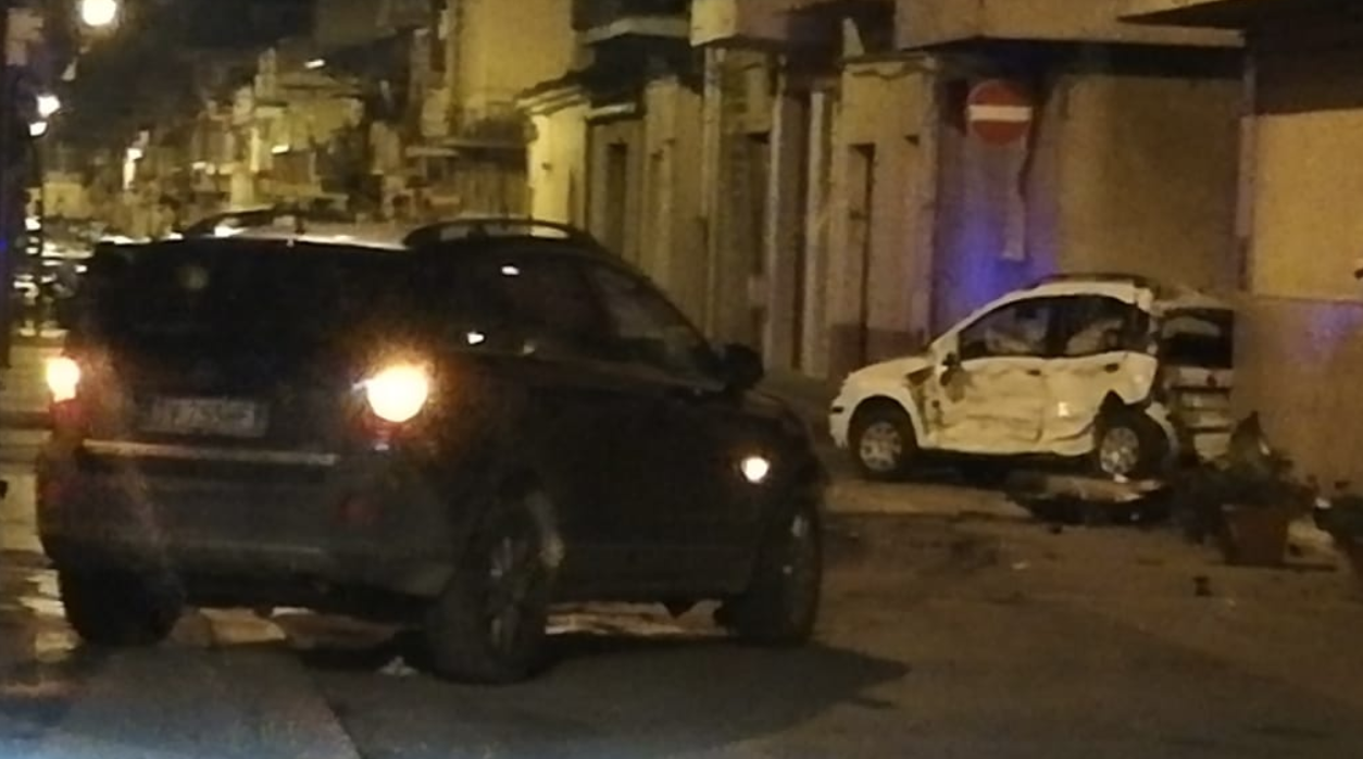 Incidente stradale nella notte in centro a Vittoria. Due auto in collisione