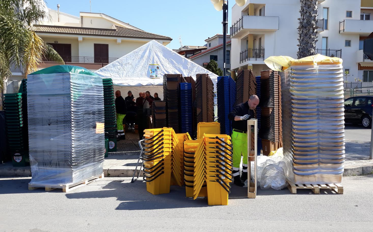 A Comiso i cittadini iniziano a ritirare i nuovi mastelli per la raccolta differenziata