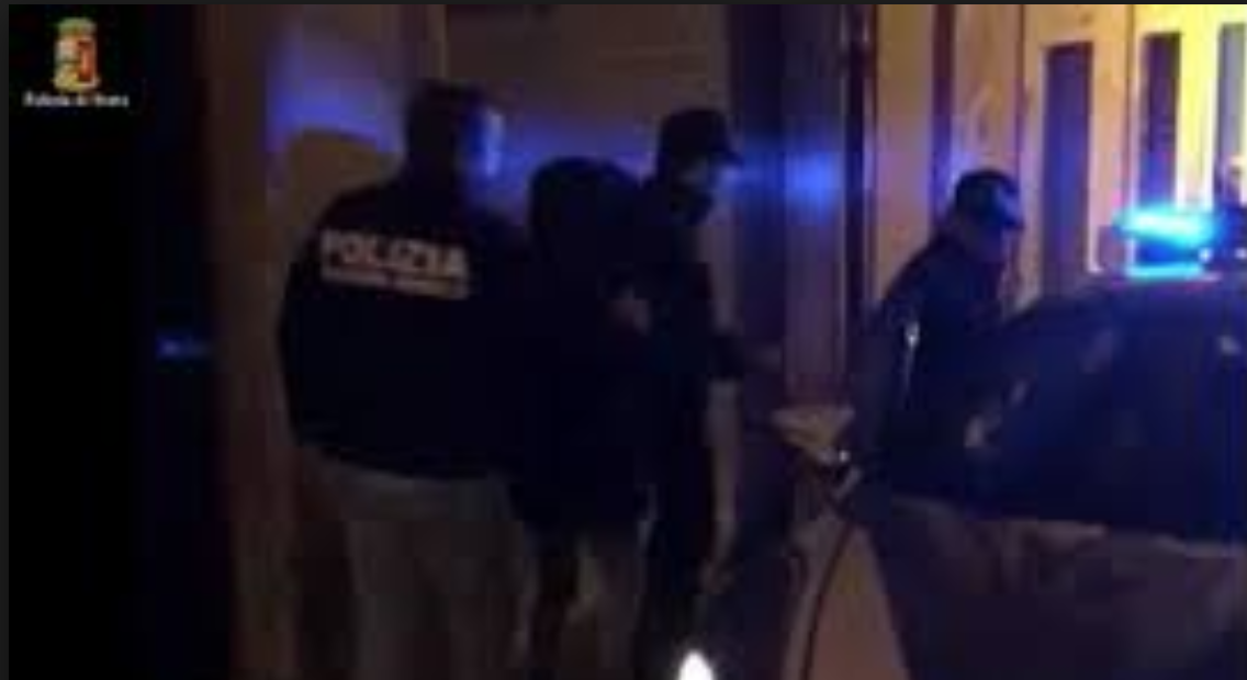 Transessuale distrugge bar in piazza San Giovanni e sputa ai poliziotti. Arrestato