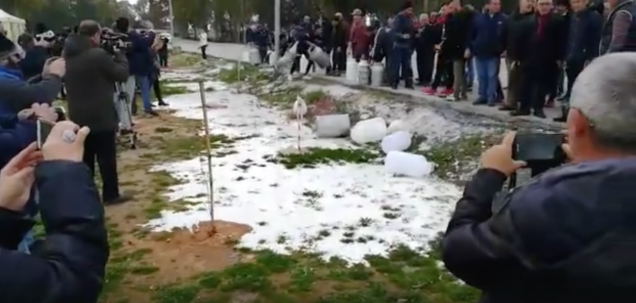 Versati a terra oltre 500 litri di latte. A Vittoria la protesta degli allevatori. VIDEO