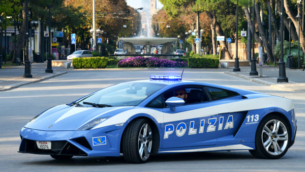 Insegue i ladri, poliziotto multato per eccesso di velocità