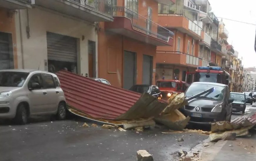 A Ragusa vola il tetto di una casa in via Buonarroti. Paura dei vicini