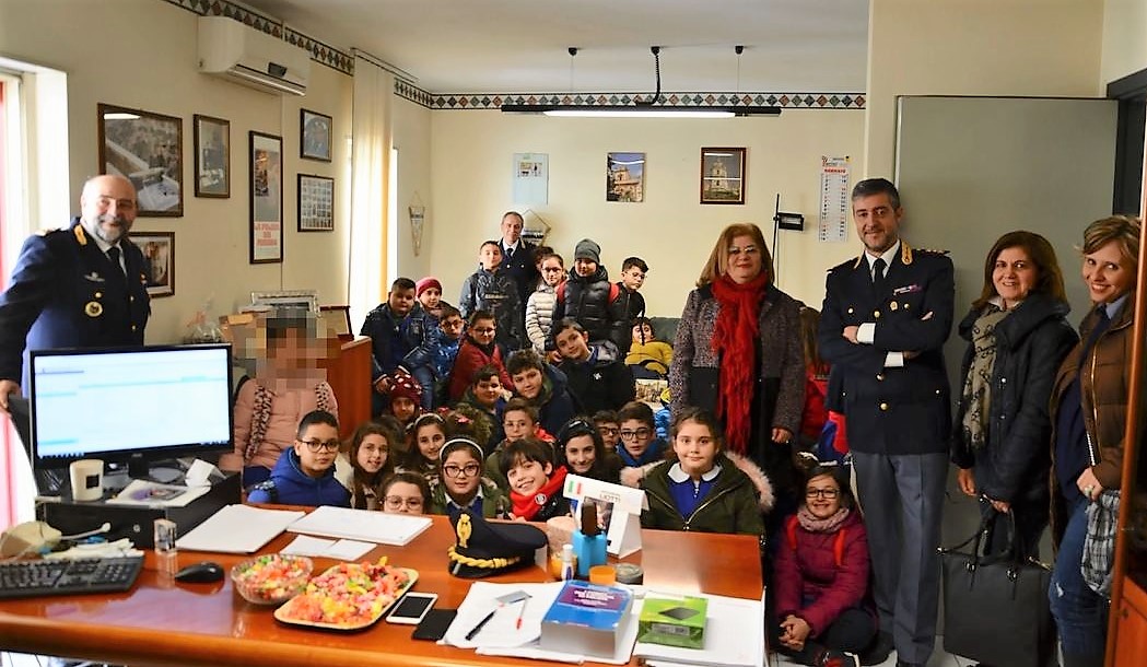 La scuola media “Rogasi” di Pozzallo in visita al commissariato di Modica