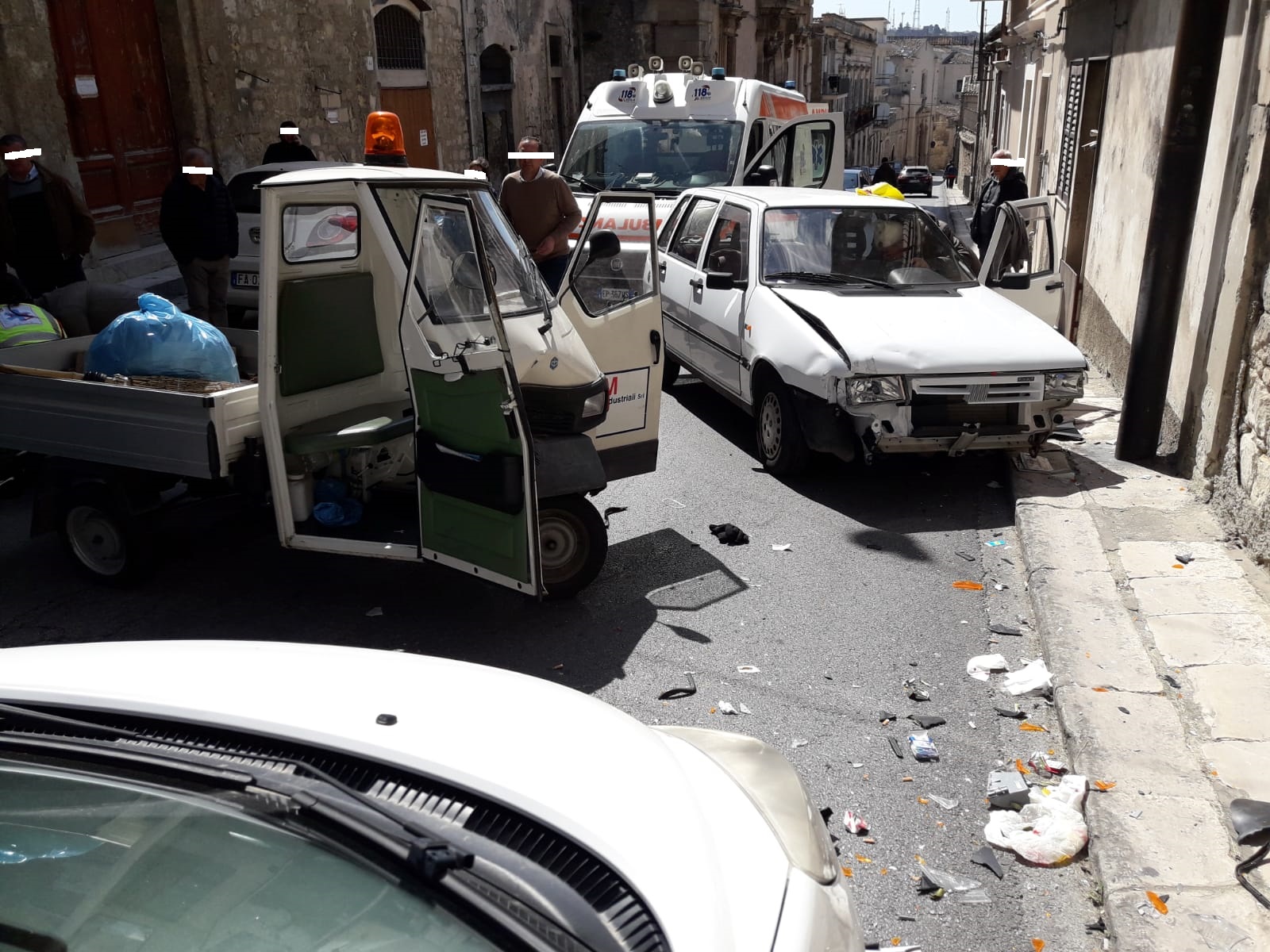 Scontro auto-triciclo a Modica. Feriti i due conducenti