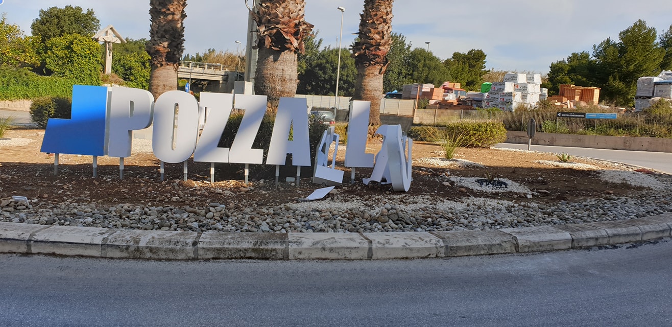 Vandalizzata la scritta Pozzallo che accoglieva i turisti in città