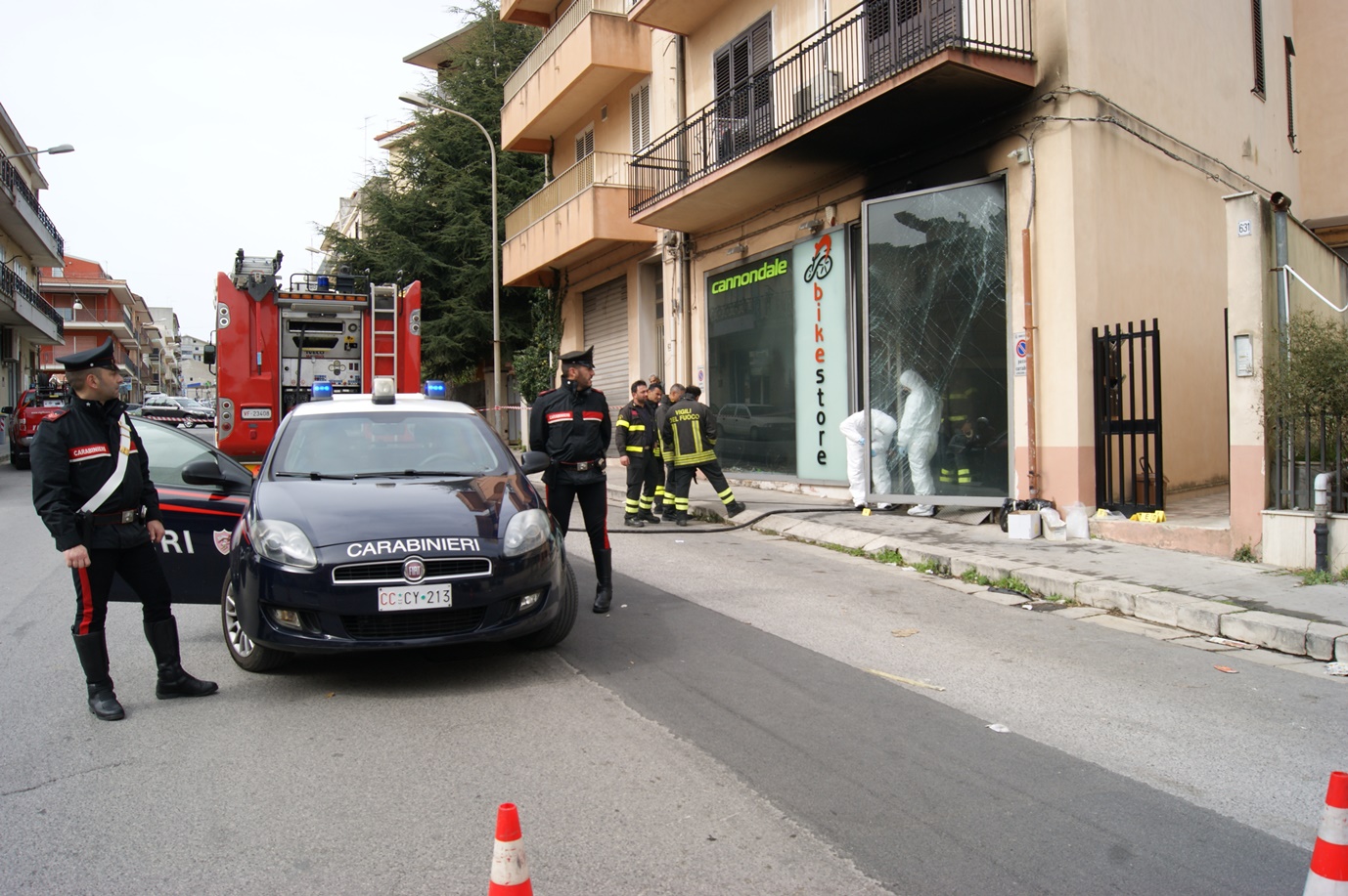 Incendio negozio di bici a Ragusa, i Carabinieri trovano due taniche con liquido infiammabile. E’ certo dunque il dolo. Indagini in corso