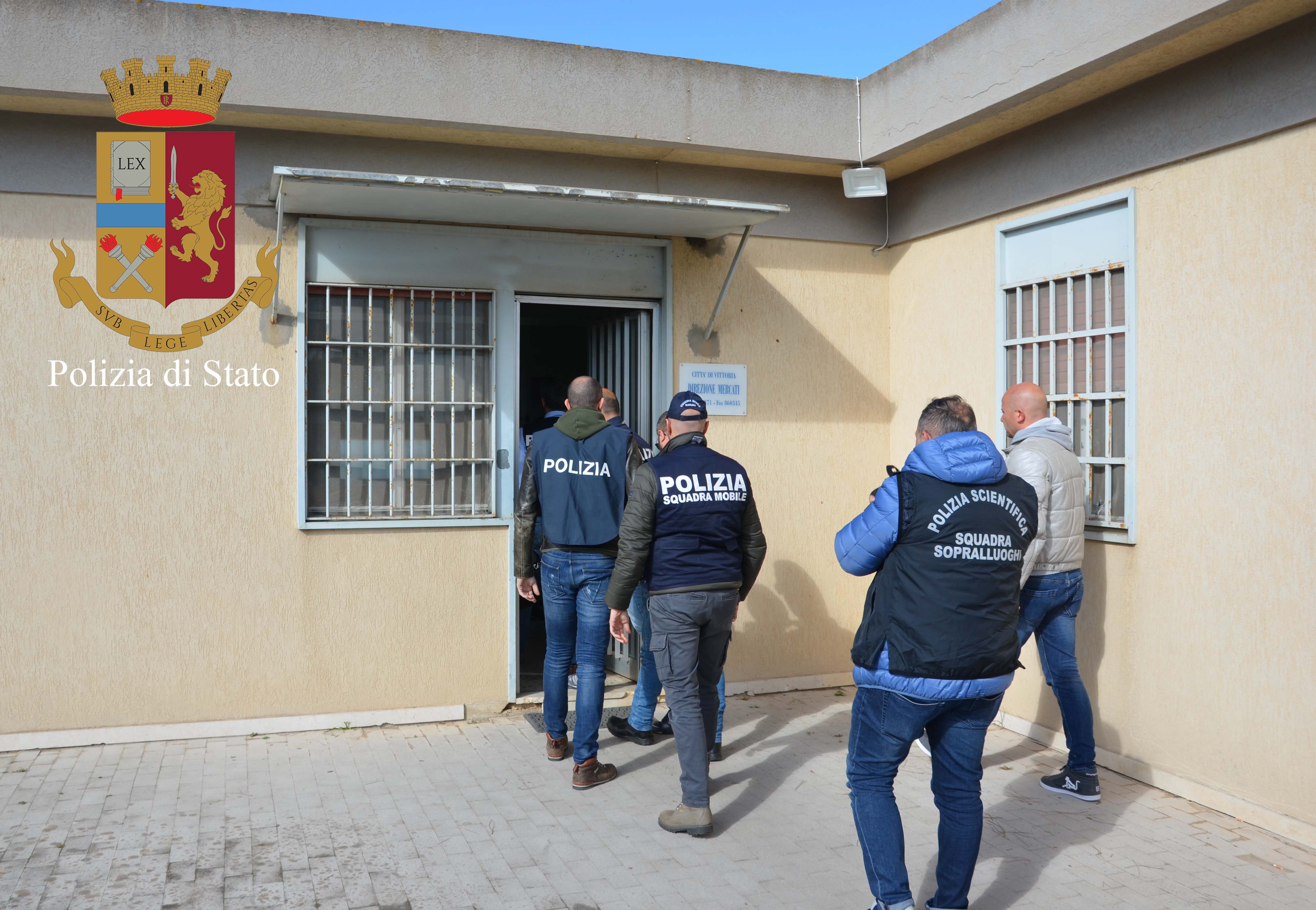 La Polizia sequestra numerosi documenti al Comune di Vittoria su mercato ortofrutticolo e assegnazione box