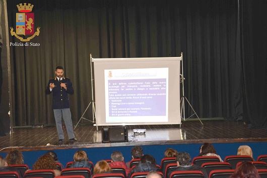 La Polizia incontra gli studenti per parlare del cyberbullismo
