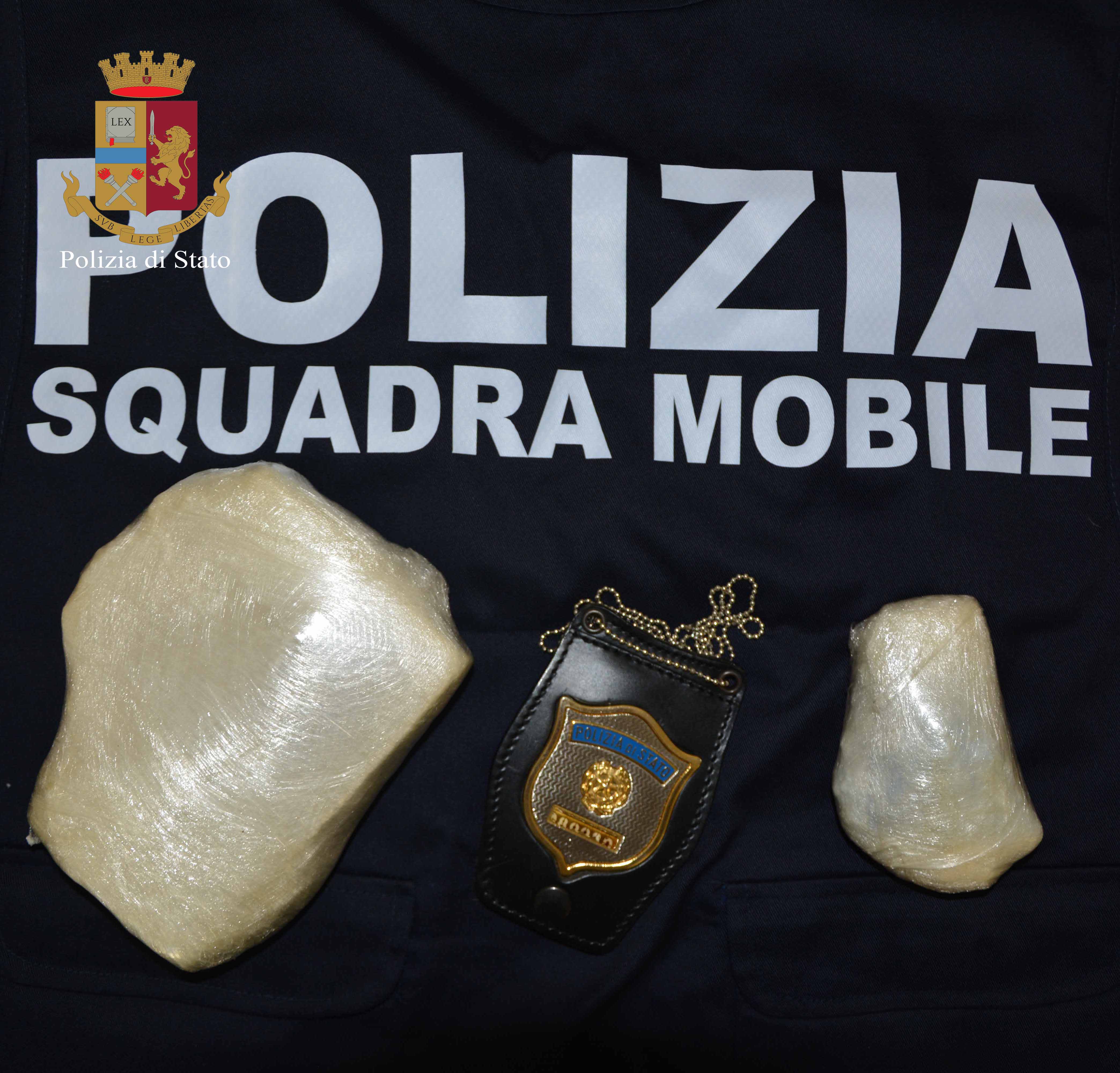 Fermata dalla polizia scoppia in lacrime. Trasportava cocaina. Arrestata