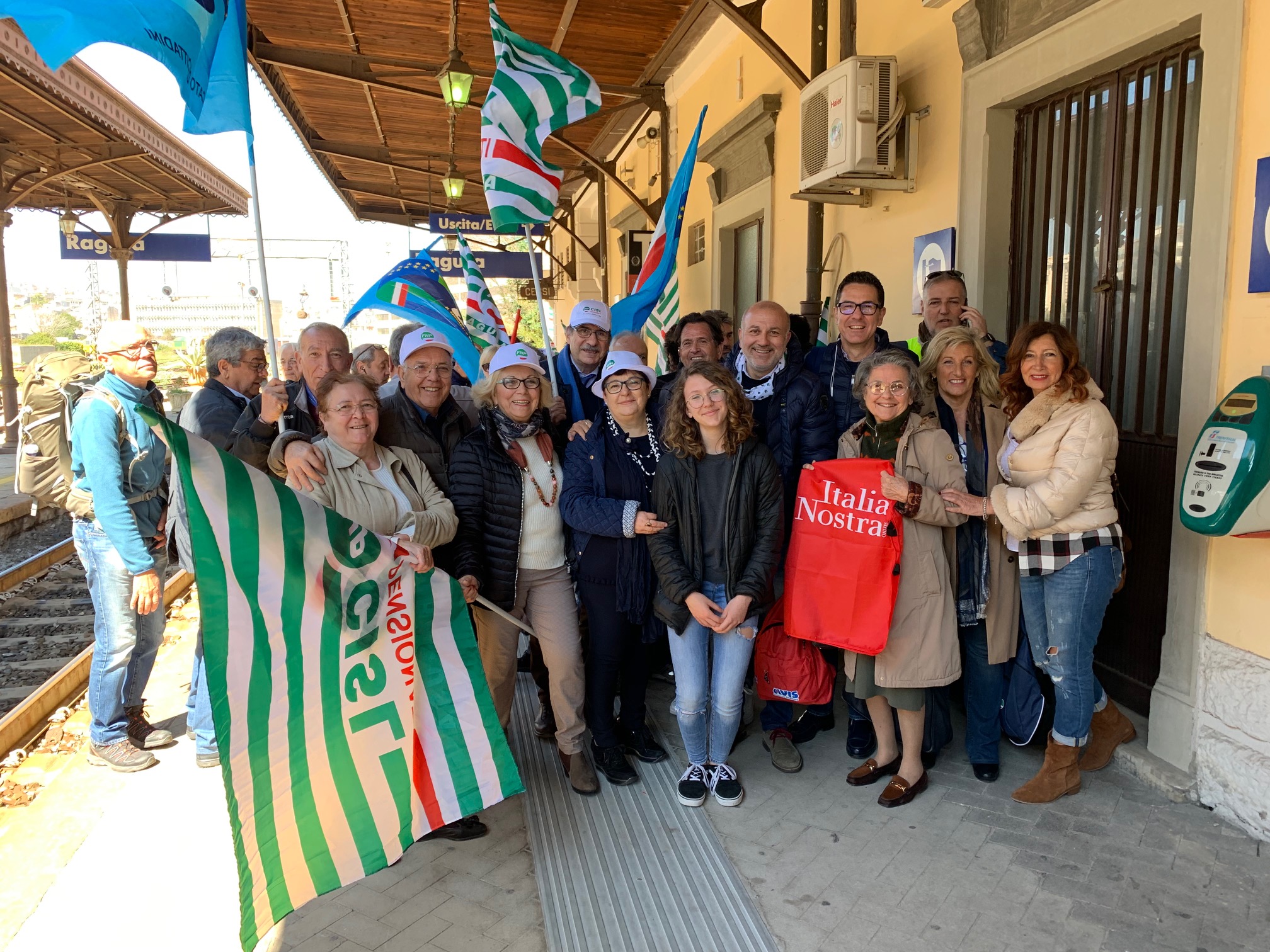 Andamento lento. Il viaggio dei sindacati in treno nel Sud Est per denunciare la carenza di infrastrutture