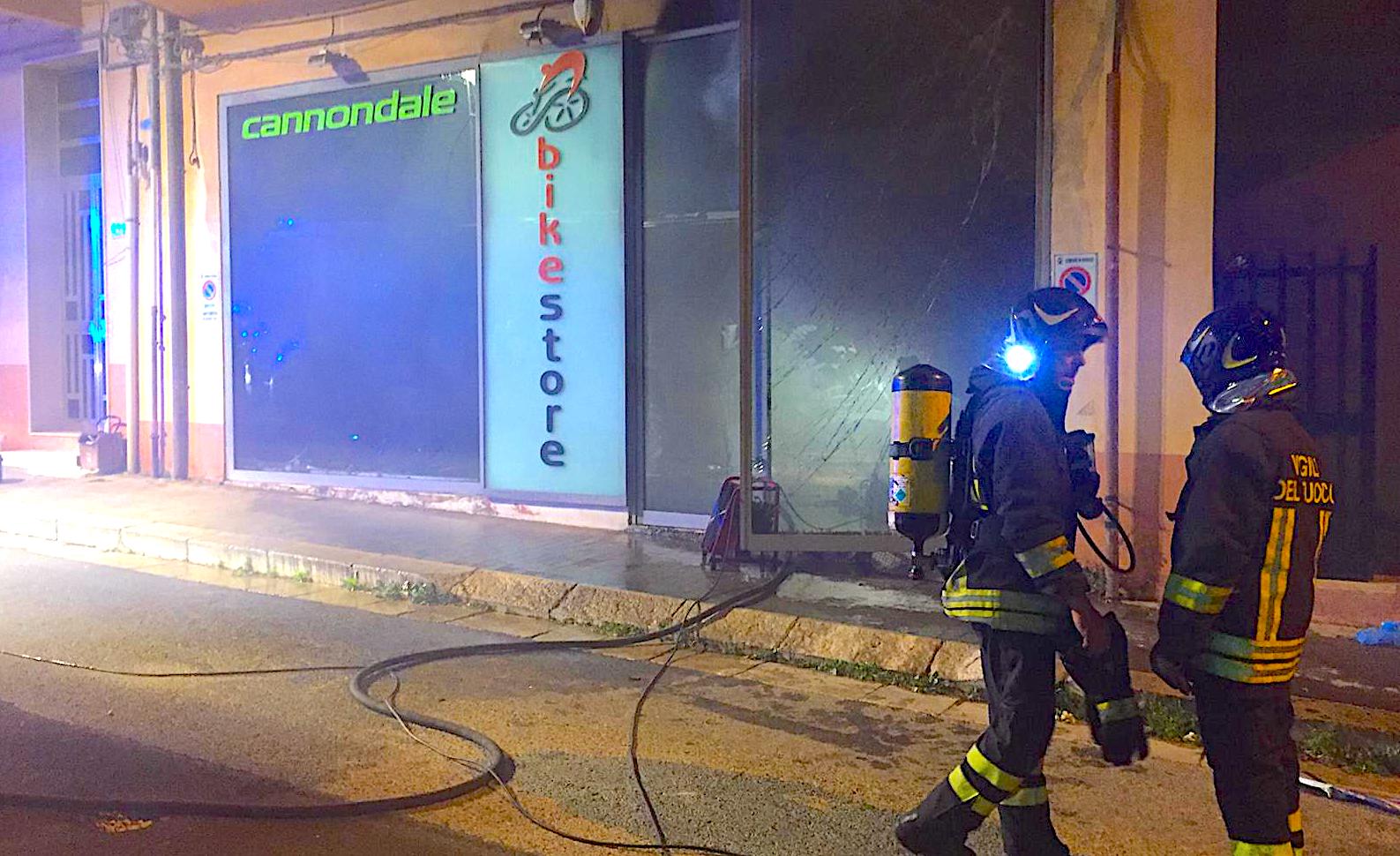 Incendio negozio di bike a Ragusa, proprietario ha ustioni di secondo e terzo grado. Ecco le ultime notizie sulle sue condizioni