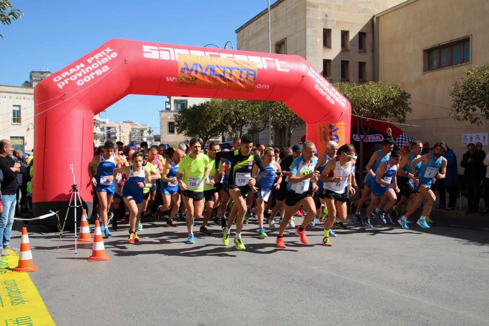 Vivicittà Ragusa baciata dal sole a dai podisti. Vince Vincenzo Schembari della Asd Padua. FOTO