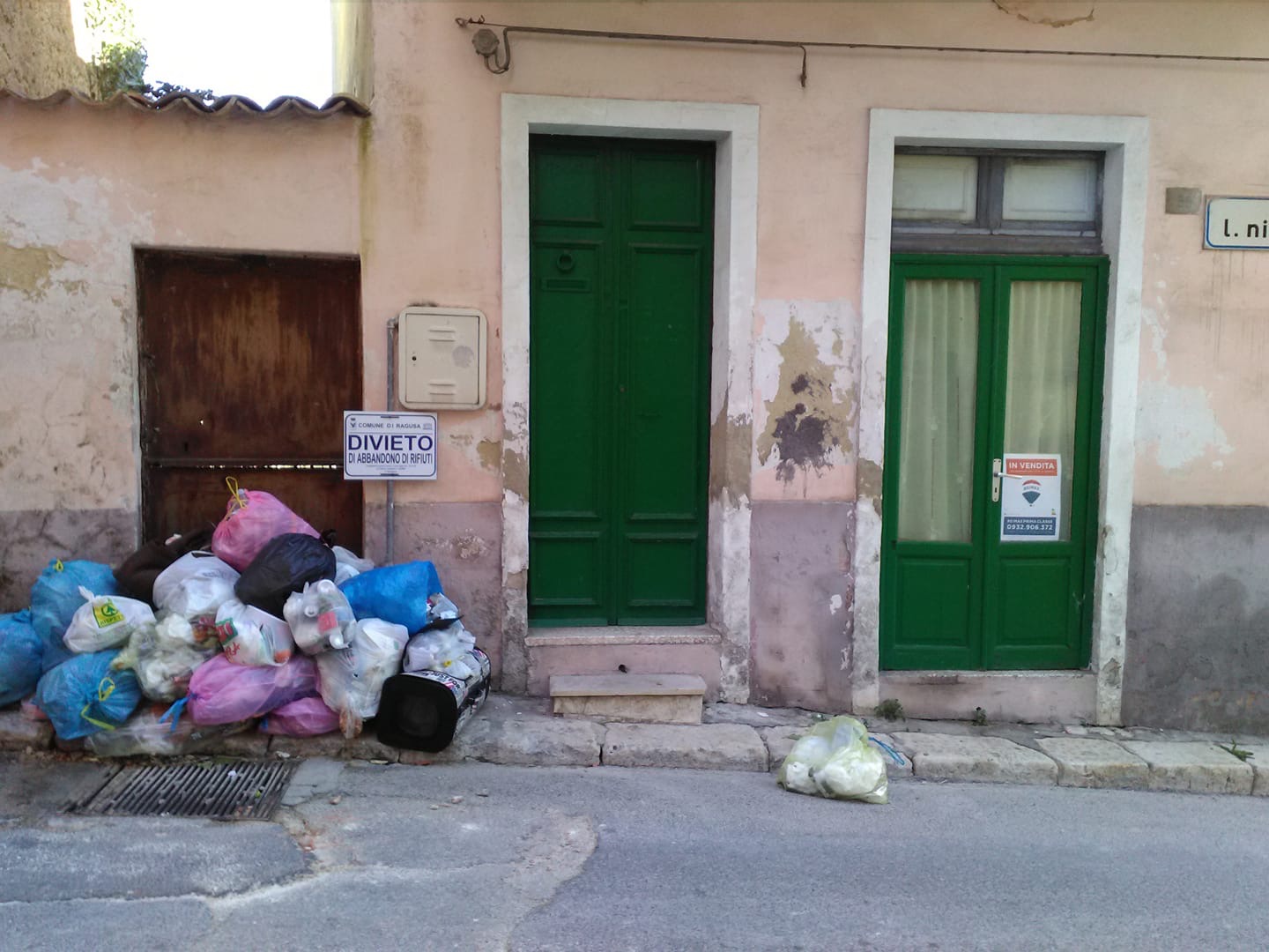 Il caso: accompagna turisti per vendere casa in centro e trova l’ingresso circondato da montagne di rifiuti
