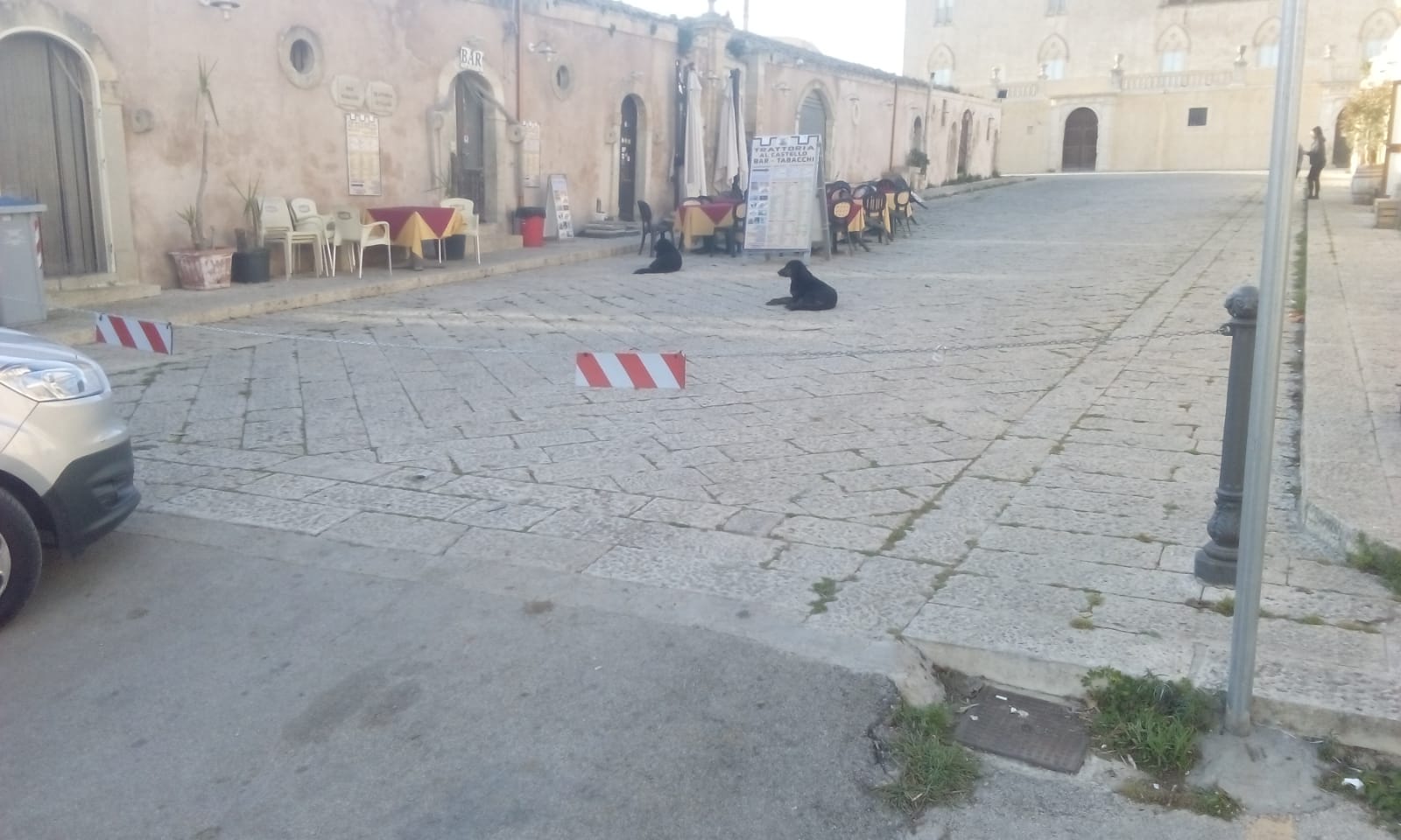 Una catena per impedire l’accesso auto alla corte del castello di Donnafugata. Misura adottata dopo le richieste del consigliere Giovanni Gurrieri