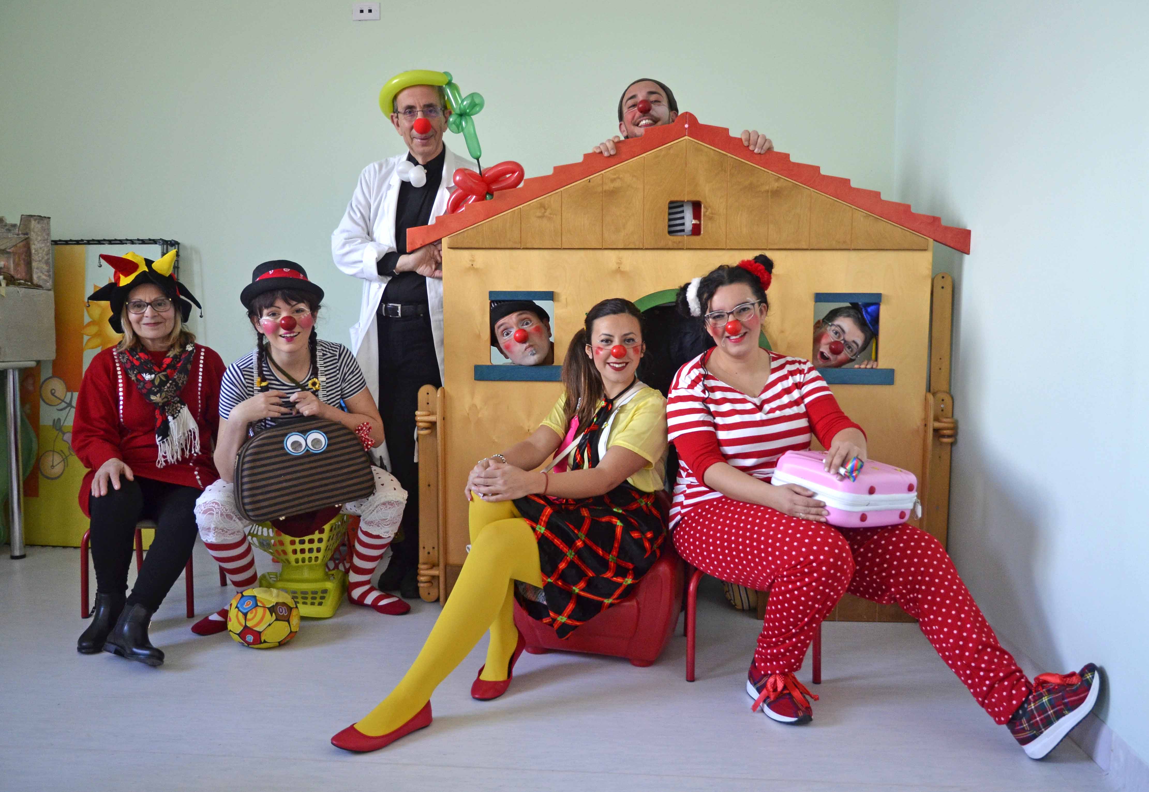 L’allegria dei clown dottori di Ci Ridiamo Sù in pediatria per il Carnevale in corsia. FOTO