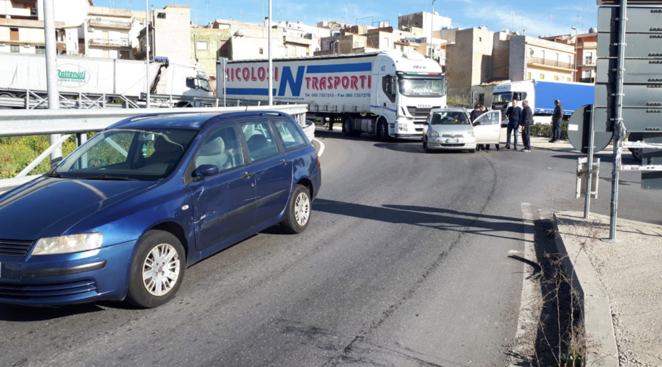 Un tamponamento tra due auto fa andare in tilt il traffico all’uscita dell’autostrada a Rosolini