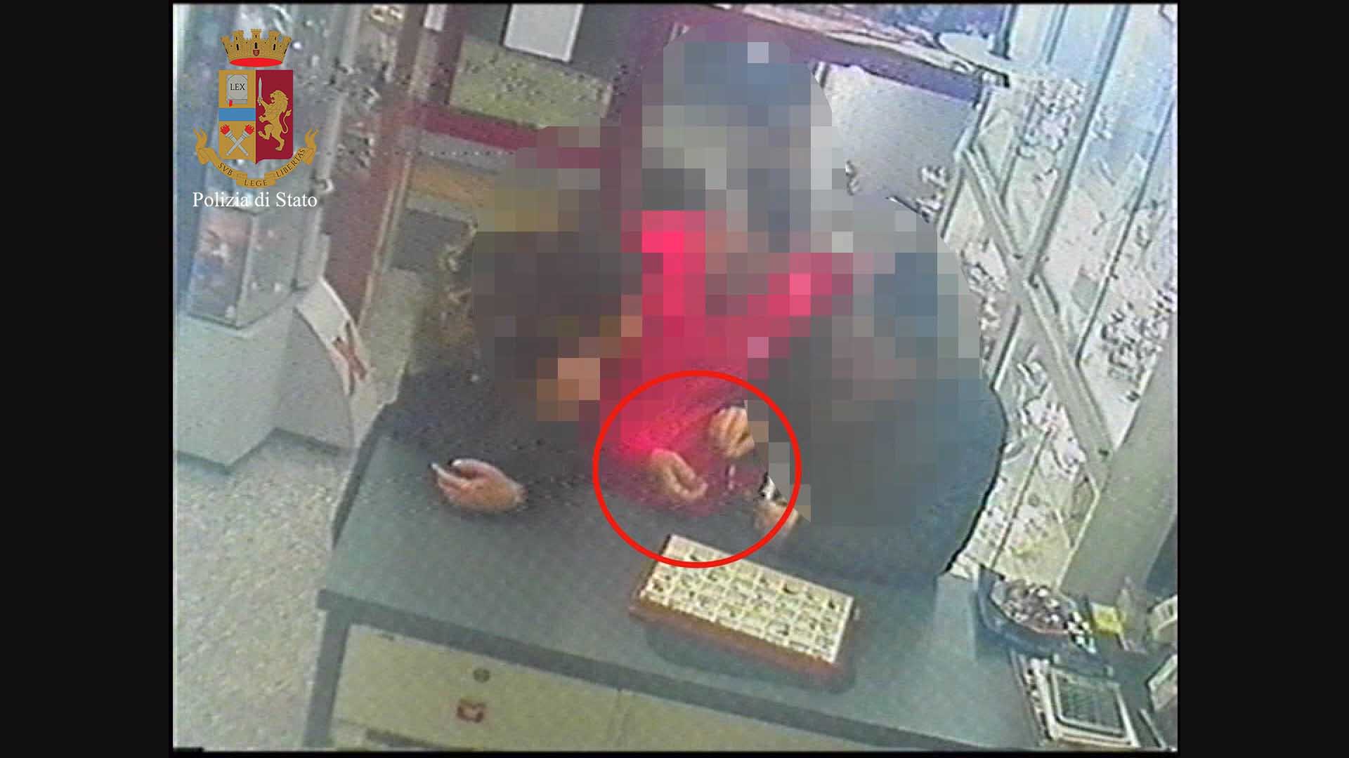 Avevano rubato a Natale in una gioielleria a Ragusa merce per 6.000 euro. Individuati ed arrestati