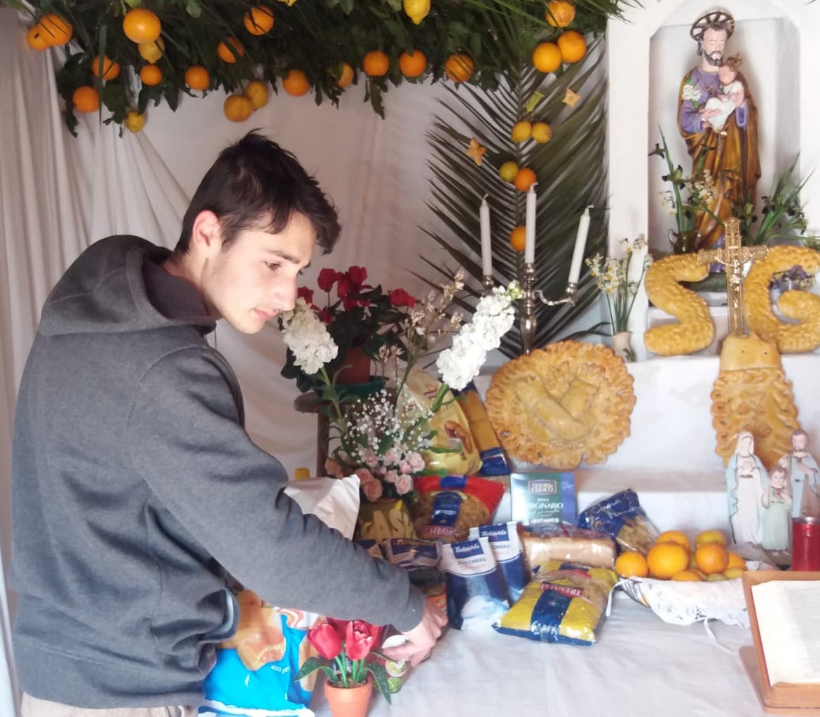 Le tavolate di San Giuseppe anche a Ragusa. Un giovane non fa perdere la tradizione